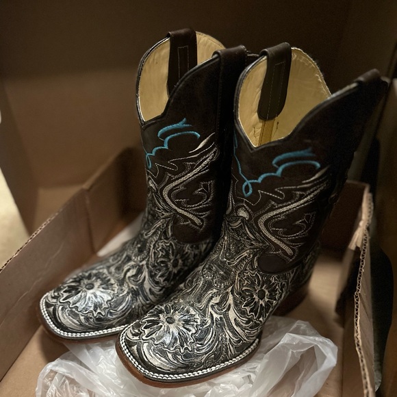 Ladies Rockin Leather tooled boots!

Will come with box! - Picture 2 of 6